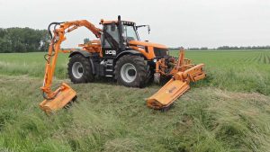 Gräben mulchen mit dem Front-Seitenmulcher Seitenauslegemulcher